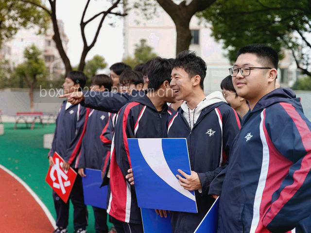 档案卡、签条与分类标签叠放在一起的抽象组合图形，深蓝底上有青色描边